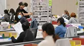 Petugas pemilu menyiapkan surat suara yang masuk melalui pos untuk penghitungan di Pusat Pemrosesan Surat Suara Wilayah Los Angeles di California pada, Senin 4 November 2024 malam. (Robyn Beck/AFP)