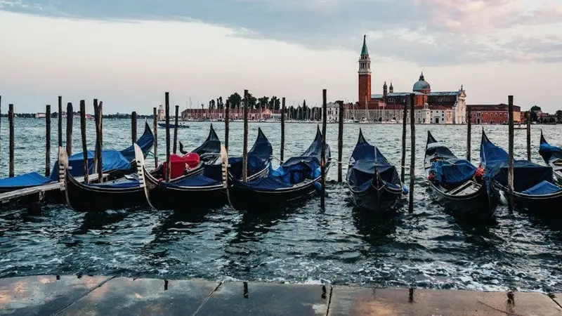 Berpose Telanjang di Tugu Peringatan Perang, Turis Asal Ceko Diusir dari Venesia