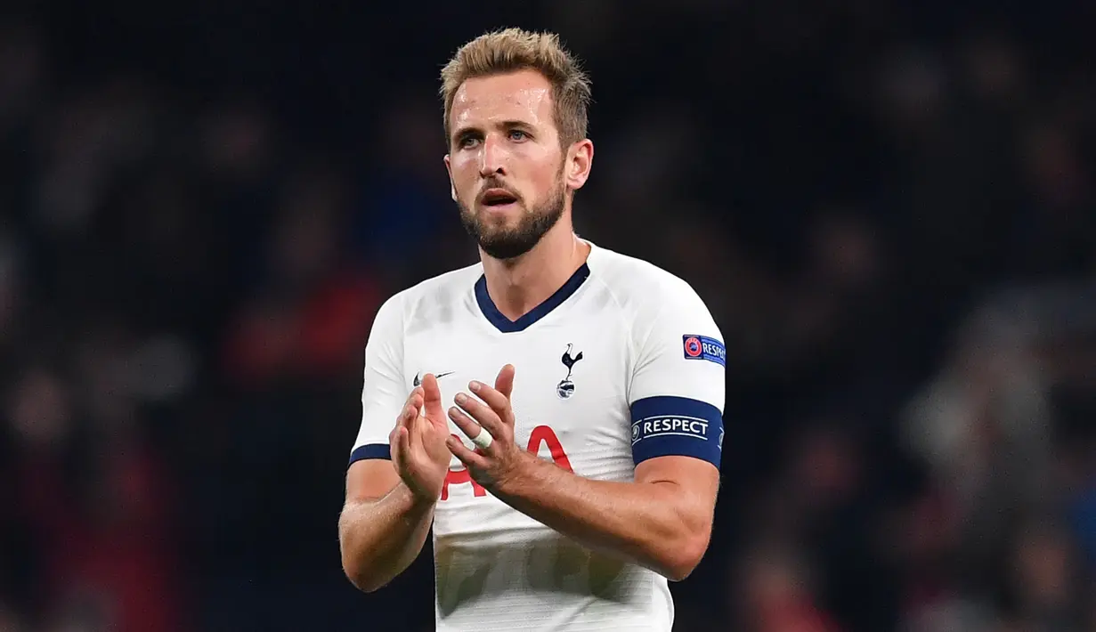 3. Harry Kane (Tottenham) - Kane mampu menjelma sebagai predator menakutkan di kotak penalti dan menjadi mesin gol Tottenham. Pada musim 2016/2017, Kane menjadi pencetak gol paling banyak di Premier League. (AFP/Ben Stansall)