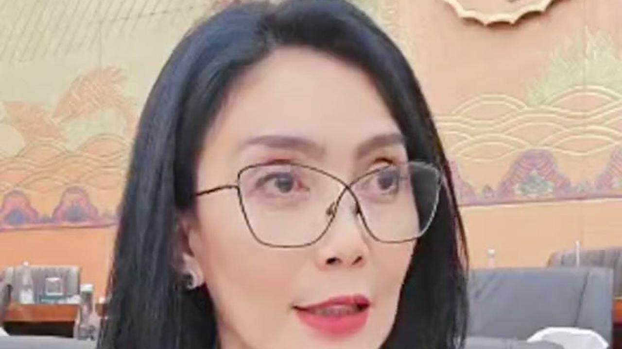 7 Potret Rieke Diah Pitaloka yang Masuki Umur 51 Tahun, Tetap Awet Muda - Masih Betah Sendiri
