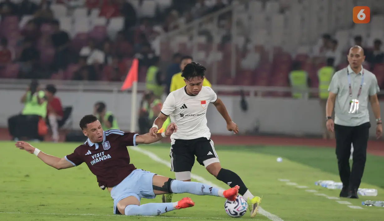 Gelandang Aston Villa Ross Barkley (kiri) berebut bola dengan gelandang Indonesia All Stars Ezra Walian pada laga uji coba internasional di Stadion Utama Gelora Bung Karno (SUGBK), Jakarta, Sabtu (1/8/2026). Aston Villa menang 3-1 atas Indonesia All Stars dalam pertandingan yang menjadi bagian dari tur pramusim klub asal Inggris tersebut di Asia. (KLY/Budy Santoso)