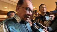 Perdana Menteri Malaysia Anwar Ibrahim dalam acara "Temu Anwar" yang diadakan di sela-sela KTT ke-43 ASEAN di Jakarta, Selasa (5/9/2023). (Liputan6/Benedikta Miranti)