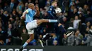 Bek City, Vincent Kompany (kiri) berusaha mengambil bola dari penyerang Real Madrid, Jese pada leg pertama Semifinal Liga Champions di stadion Etihad, Inggris, (27/4). Real Madrid bermain imbang dengan City dengan skor 0-0. (Reuters/Phil Noble)