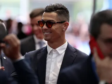 Penyerang Juventus, Cristiano Ronaldo tiba menghadiri acara undian penyisihan grup Liga Champions UEFA dan pemain terbaik Eropa di Forum Grimaldi, Monaco (29/8/2019). Ronaldo tampil keren mengenakan setelan jas hitam berlogo klubnya dan kaca mata CR7. (AP Photo/Daniel Cole)
