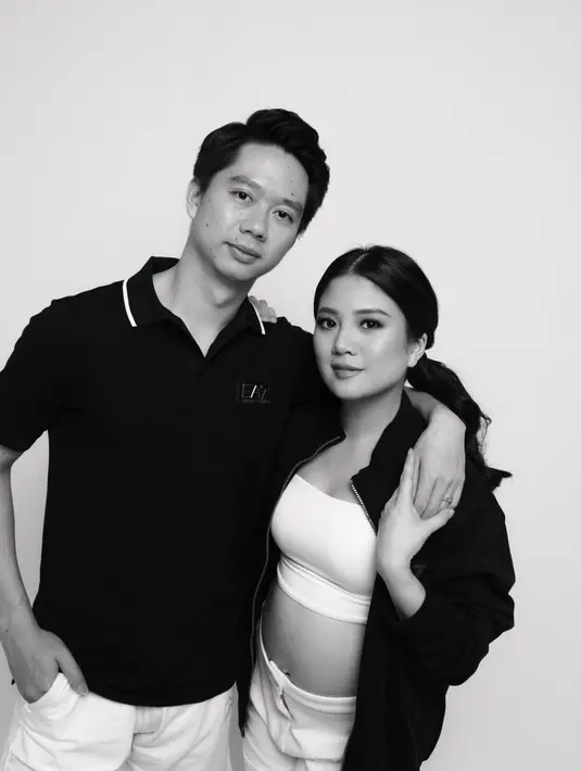 Saat menggelar gender reveal beberapa pekan silam, anak pertama pasangan ini diketahui berjenis kelamin perempuan. Valencia dan Kevin tampak kompak mengenakan outfit kasual celana pendek dan kaus sederhana. [Instagram/valenciatanoe]