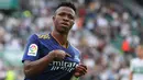 Vinicius Junior. Sayap Real Madrid ini memiliki amunisi lengkap untuk menjadi seorang pemain egois. Ia memiliki kecepatan, dribbling dan akurasi tembakan yang patut diacungi jempol. Di laga terakhir menghadapi Shakhtar Donetsk ia mulai mengikis egonya dengan menyumbang dua assist. (AFP/Jose Jordan)