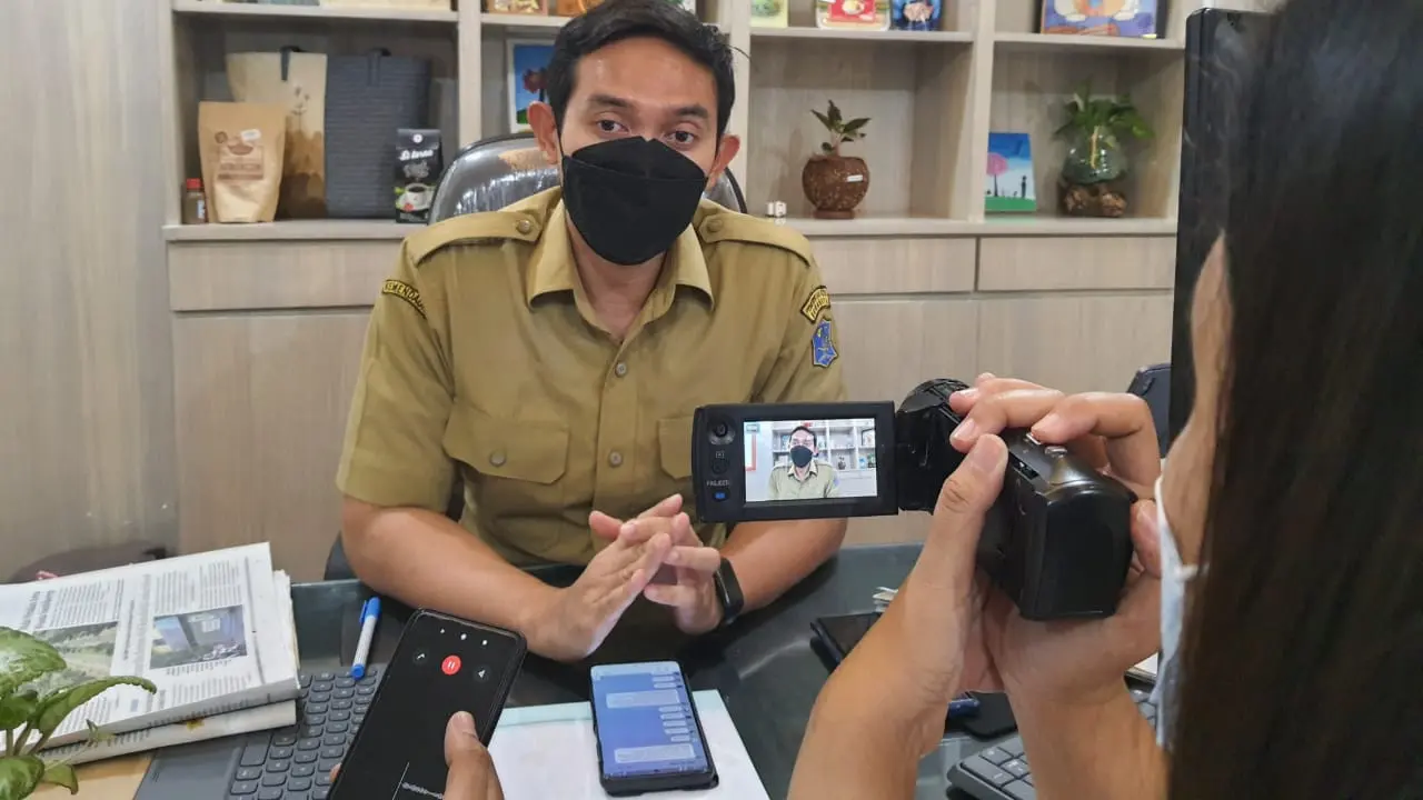 Kepala Bagian Humas Pemkot Surabaya, Febriadhitya Prajatara (Dian Kurniwan/Liputan6.com)