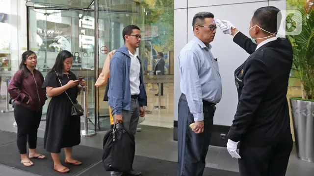 Petugas Periksa Suhu Tubuh Pengunjung Gedung Perkantoran dan Perbelanjaan
