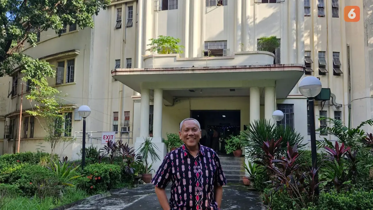 Prof. Tjandra Yoga Aditama mengunjungi PTSI, LSM TB Filipina, yang telah beroperasi sejak 1910. PTSI menggunakan teknologi canggih dalam pengendalian TB, termasuk alat diagnosis dan pelatihan laboratorium.