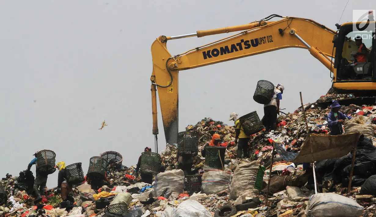 Para pemulung mencari barang bekas di TPST Bantar Gebang, Bekasi, Jawa Barat, Senin (18/3). Memasuki usianya yang ke 30 tahun, TPST Bantar Gebang tinggal memiliki kapasitas 10 juta ton lagi. (merdeka.com/Arie Basuki)