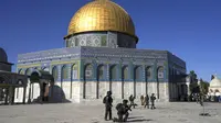 Pasukan keamanan Israel mengambil posisi saat bentrokan dengan demonstran Palestina di depan Dome of the Rock, Kompleks Masjid Al Aqsa, Kota Tua Yerusalem, 15 April 2022. (AP Photo/Mahmoud Illean)