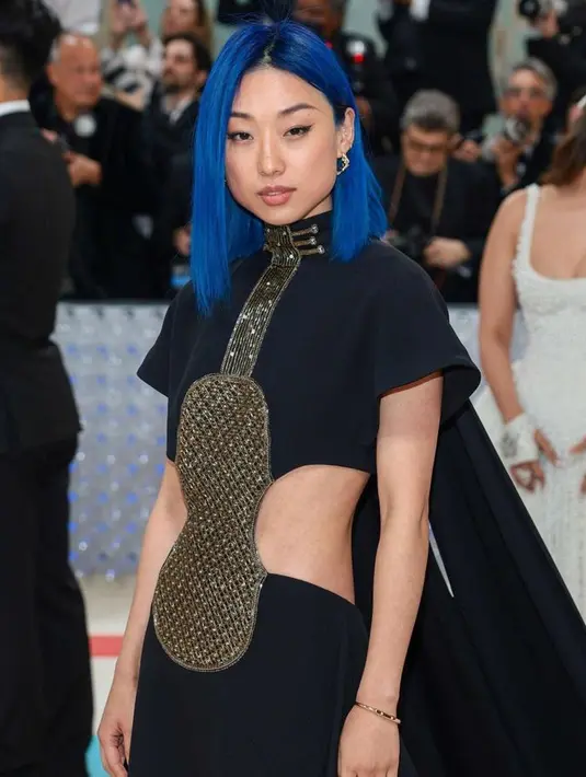 Margaret Zhang, Editor Vogue China tampil dengan baju yang mirip dengan Olivia Wilde. Ia tampil bercahaya dengan rambut biru elektriknya. [@themetgalaofficial]