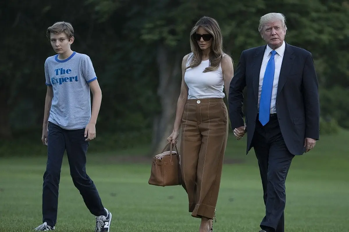 Donald Trump bersama sang istri Melania dan putra bungsunya Barron ketika tiba di Gedung Putih
