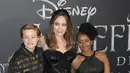 Angelina Jolie dan dua anaknya  (FOTO: Splashnews)