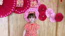 Busana dengan warna-warni cerah memang cocok dikenakan anak. Vechia tampak ceria dengan kostumnya ini. [Instagram @frandaaa87]
