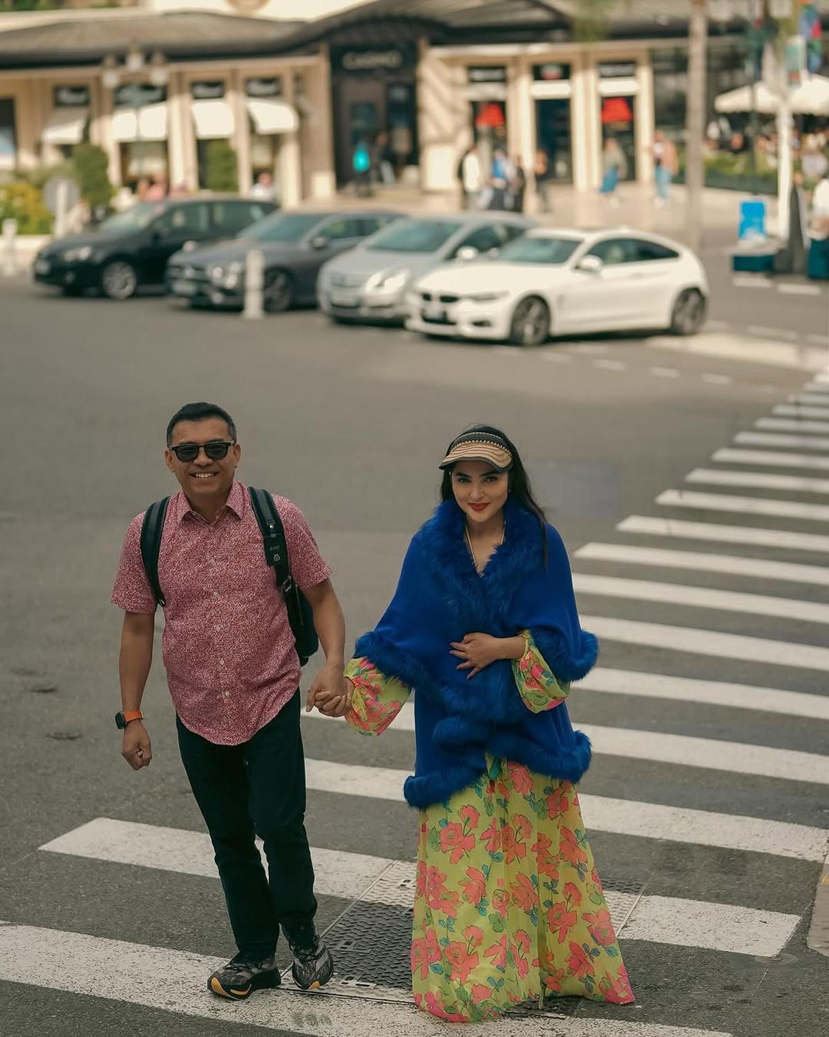 5 Potret Mesra Ashanty dan Anang Hermansyah Liburan di Monaco, Tampil Serasi