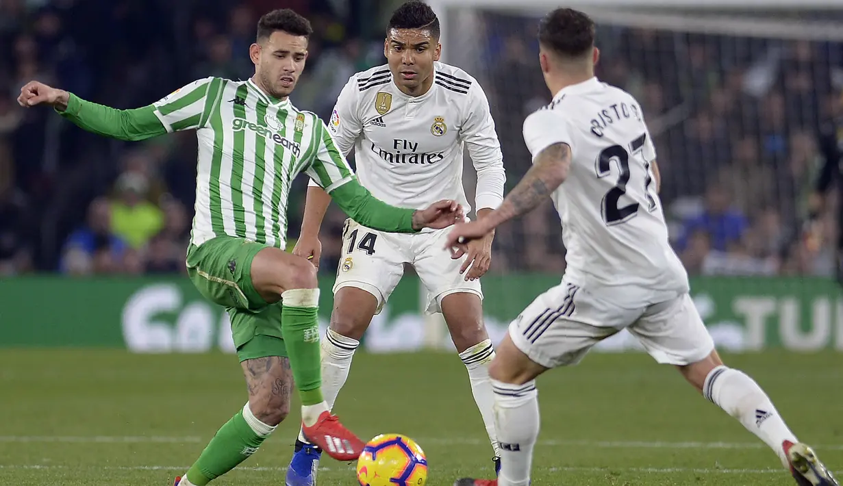 Karim Benzema pun akhirnya tak bermain lagi di awal babak kedua dan digantikan oleh Cristo Gonzalez (kanan). (AFP/Cristina Quicler)