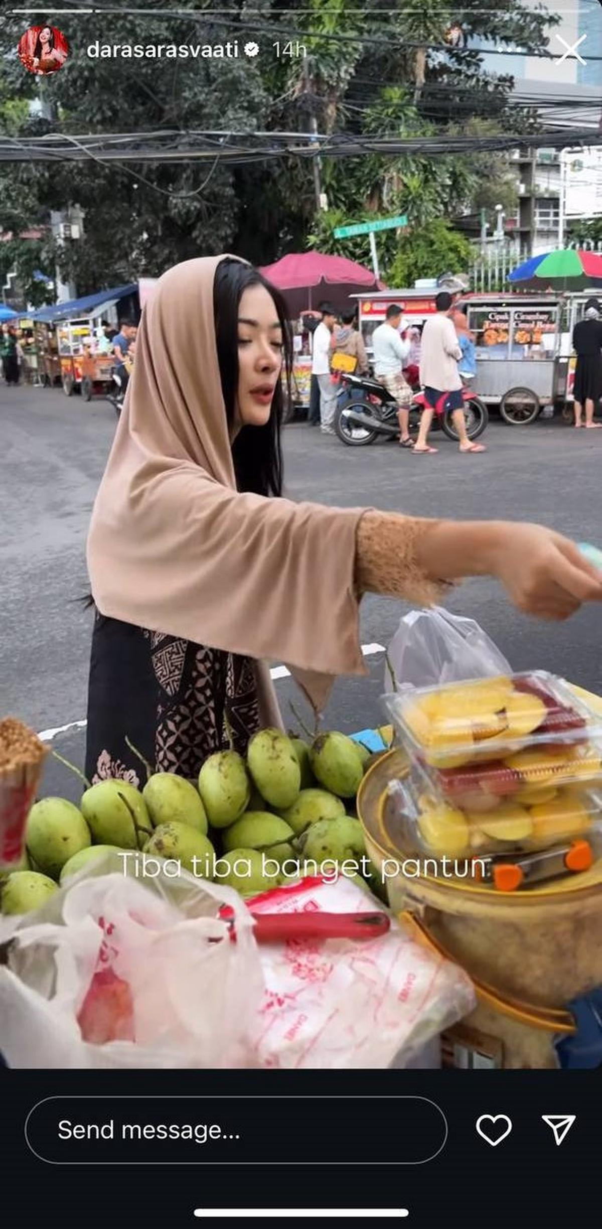 Potret Dara Sarasvati Berburu Takjil, Tiba-tiba Dipantunin Kang Parkir Berujung Beri Uang Rp100 Ribu