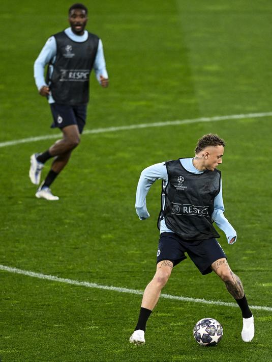 Penyerang Club Brugge Noa Lang (kanan) saat sesi latihan dengan rekan setimnya menjelang bersua Benfica pada pada leg kedua babak 16 besar Liga Champions 2022/2023, di stadion Luz, Lisbon, Senin (6/3/2023). Club Brugge harus menebus kekalahan 0-2 di leg pertama, ketika bertindak sebagai tuan rumah. (PATRICIA DE MELO MOREIRA / AFP)