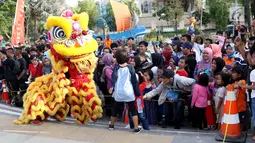 Penari Barongsai beraksi menghibur pengunjung Pantai Lagoon, Ancol, Jakarta, Sabtu (2/2). Untuk menyambut perayaan Imlek 2570, pengelola menampilkan Ancol Imlek Festival 2570. (Liputan6.com/Helmi Fithriansyah)