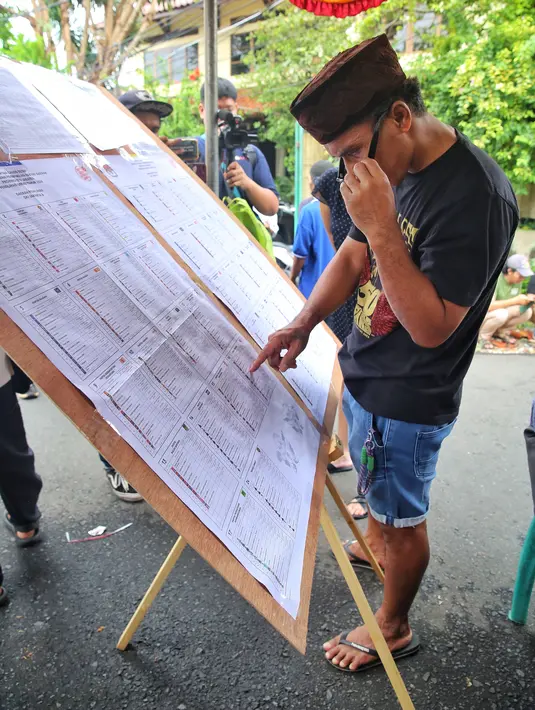 Kaka Slank nyoblos [Fimela/Adrian Putra]