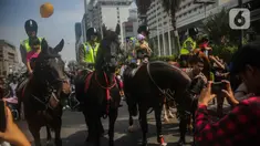 Sejumlah anak berfoto dengan polisi berkuda dari Direktorat Polisi Satwa Mabes Polri di kawasan Bundaran HI, Jakarta, Minggu (17/11/2019). Polisi berkuda tersebut khusus ditugaskan mengawasi keamanan CFD serta memperkenalkan kepada warga. (Liputan6.com/Faizal Fanani)