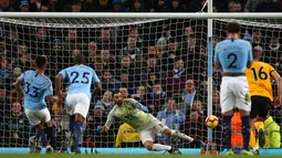 Pemain Manchester City Gabriel Jesus mencetak gol ke gawang Wolverhampton Wanderers dalam pekan ke-22 Premier League di Stadion Etihad, Manchester, Senin (14/1). City menang 3-0 dan duduk di posisi 2 klasemen membayangi Liverpool. (AP Photo/Dave Thompson)