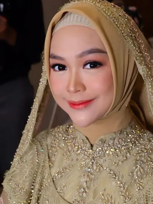 Untuk riasan wajah, Ria Ricis memilih makeup pinkish look yang membuat wajahnya tampak segar. (Instagram/sabilmakeup).