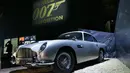 Mobil DB5 Aston Martin ditampilkan dalam pameran yang didedikasikan untuk James Bond di Grande Halle de la Villette, Paris, Rabu (13/4). Pameran ini menyajikan lebih dari 500 benda asli yang berkaitan dengan karakter yang terkenal. (PATRICK Kovarik/AFP)