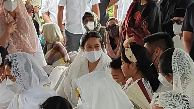 Pemakaman Adiguna Sutowo mertua Dian Sastro di TPU Tanah Kusir