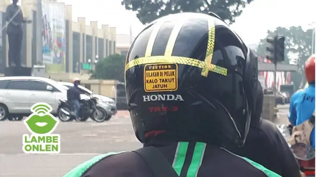 6 Stiker Kalimat Kocak di Helm Ojek Online