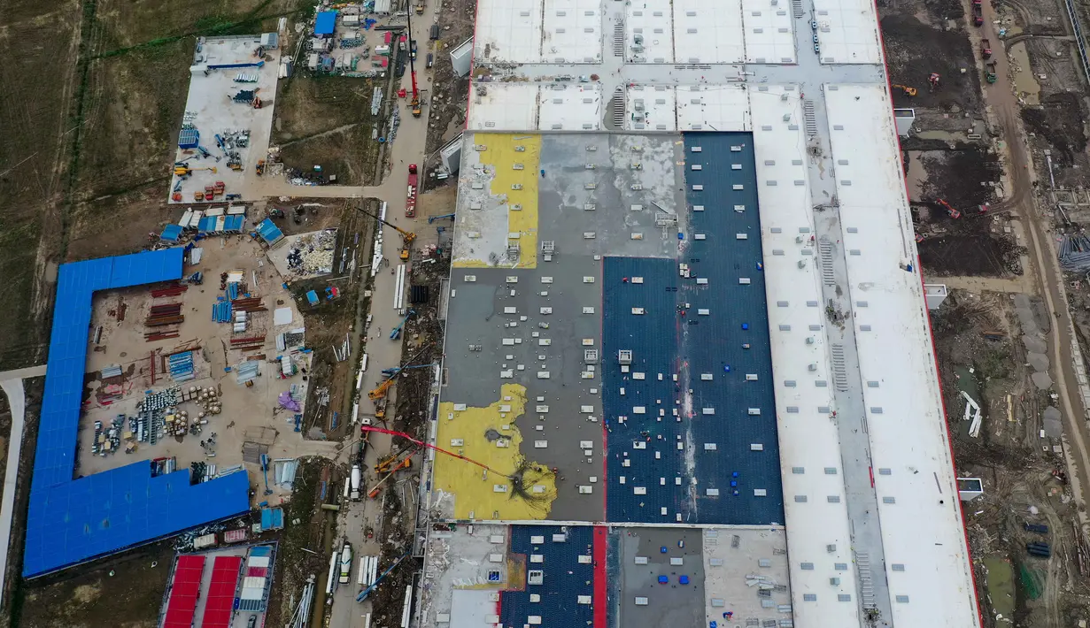 Foto dari udara memperlihatkan pembangunan pabrik Tesla di Shanghai, China pada Selasa (16/7/2019). Pembangunan pabrik ini menjadi langkah pertama Tesla untuk melokalkan produksi di pasar automotif terbesar dunia tersebut. (AFP Photo)