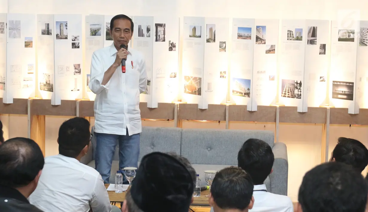 Calon Presiden Nomor Urut 01 Joko Widodo (Jokowi) berdiskusi dengan masyarakat kreatif Bandung di Simpul Space, Bandung, Jawa Barat, Sabtu (10/11). Selain berdialog, Jokowi juga meninjau produk kreatif yang dipajang di ruangan. (Liputan6.com/Angga Yuniar)
