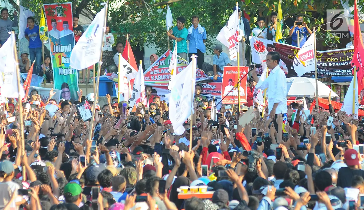Capres 01 Joko Widodo memberi sambutan saat kampanye terbuka di Indramayu, Jawa Barat, Jumat (5/4). Dalam sambutannya Jokowi berjanji menjaga Indramayu sebagai lumbung padi nasional. (Liputan6.com/Angga Yuniar)