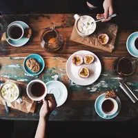 Memperhatikan konsumsi minuman setelah makan (Foto: Pexels.com)