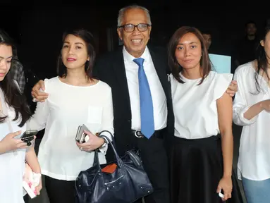 OC Kaligis ditemani putri - putrinya sebelum jalani sidang di pengadilan Tipikor, Jakarta, (17/12). Kaligis divonis hukuman 5 tahun 6 bulan penjara dan denda  Rp300 juta juta subsider 4 bulan kurungan . (Liputan6.com/Helmi Afandi)