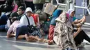 Warga menunggu kerabatnya yang akan tiba di Stasiun Senen, Jakarta, Sabtu (1/7). Berdasarkan data dari PT Kerata Api Indonesia (KAI), sebanyak 25.406 penumpang kereta api telah tiba di Jakarta hingga pukul 14.00 WIB. (Liputan6.com/Yoppy Renato)
