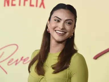 Camila Mendes tersenyum saat tiba di pemutaran perdana film "Do Revenge," di Netflix di Vine TUDUM Theater di Los Angeles, California, Rabu, 14 September 2022. Mendes memamerkan perutnya yang kencang dengan atasan bergaya bustier jala hijau. (Photo by Jordan Strauss/Invision/AP)