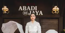 Mikha Tambayong tampil memukau dalam balutan kebaya di premiere film Abadi nan Jaya [@miktambayong]