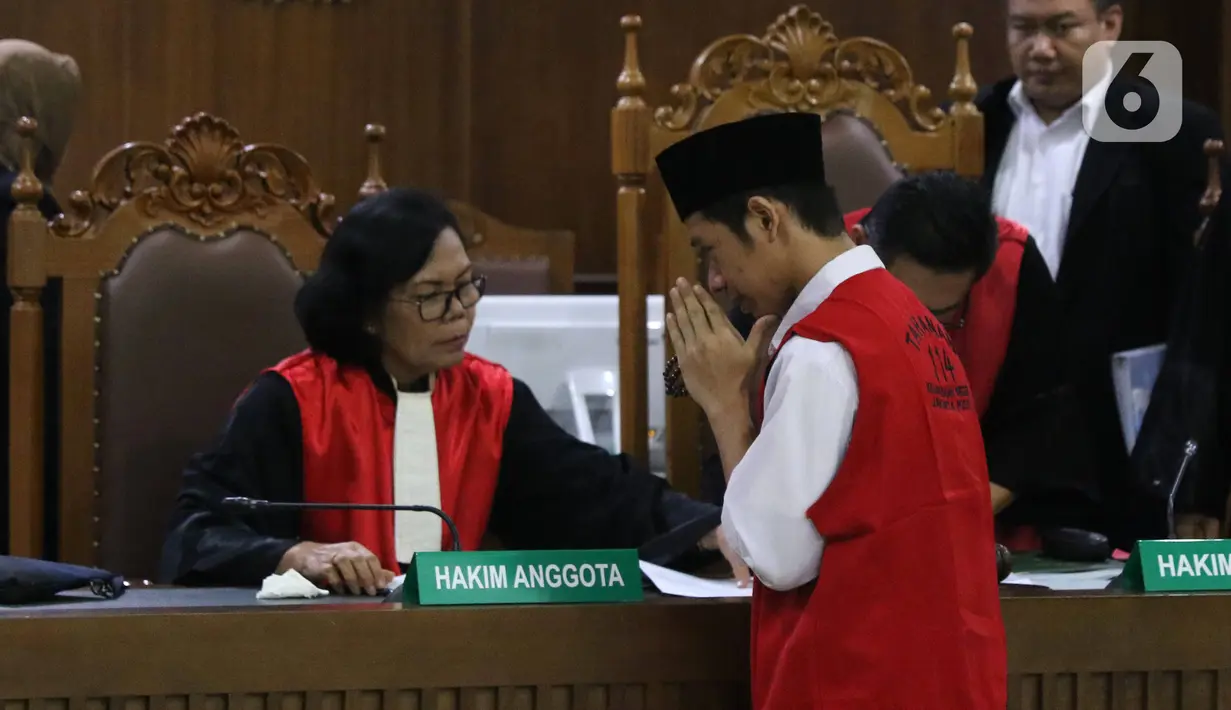 Luthfi Alfiandi terdakwa kasus dugaan melawan polisi saat aksi pelajar di depan Gedung DPR RI pada September 2019 lalu menghampiri majelis hakim saat menjalani sidang putusan di PN Jakarta Pusat, Kamis (30/1/2020). Atas putusan hakim, Luthfi akan bebas hari ini. (Liputan6.com/Angga Yuniar)