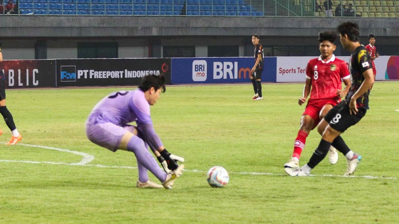 Walaupun kalah, penampilan Garuda Asia patut diacungi jempol.<br><br>Duet Iqbal Gwijangge dan Sulthan Zaky di barisan pertahanan mampu meredam serangan juara Piala Asia U-17 2023 tersebut.