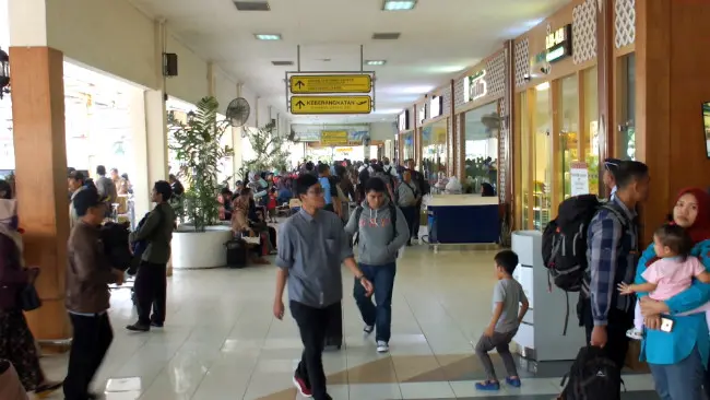 Gara-gara burung bandara Adisutjipto Yogyakarta tutup. (Liputan6.com/ Switzy Sabandar)