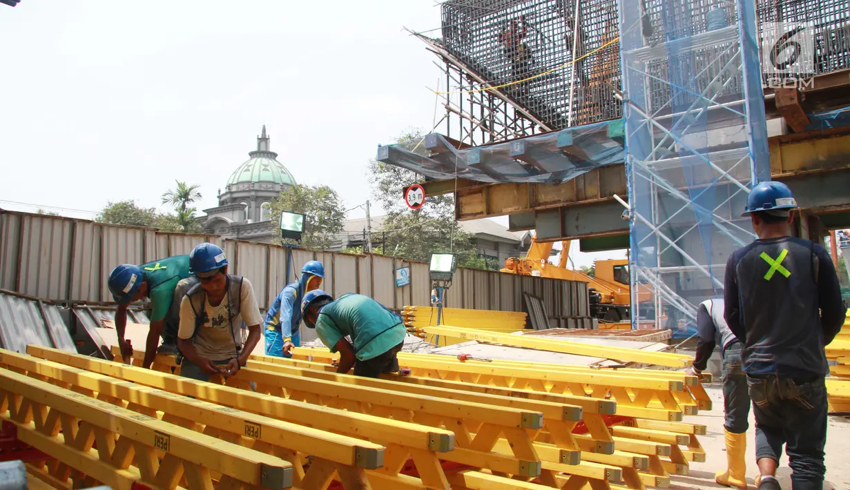Pekerja tengah mengerjakan proyek pembangunan infrastruktur di Jakarta, Senin (18/9). Badan Pusat Statistik menyebutkan upah harian buruh bangunan (tukang bukan mandor) pada Agustus 2017 sebesar Rp 84.362 per hari. (Liputan6.com/Angga Yuniar)