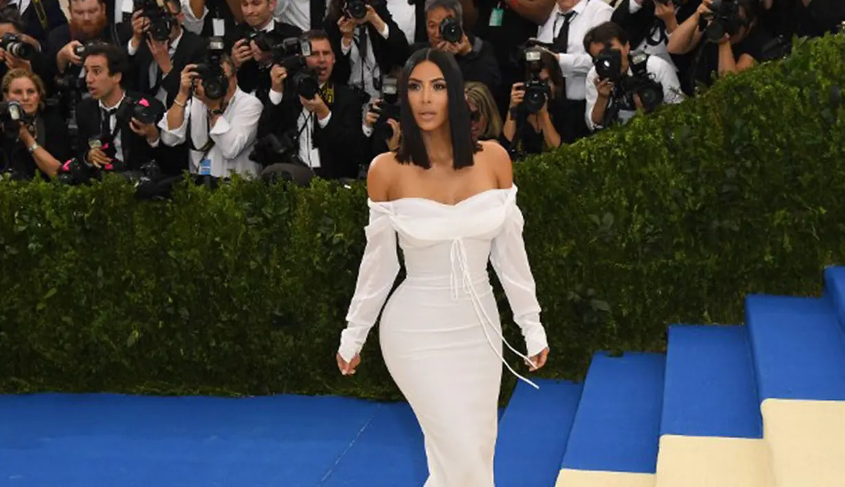 Kisah hidup Kim Kardashian memang tak pernah lepas daari perbincangan publik. Belakangan dikabarkan berpisah dengan Kanye West, namun rumor tersebut ditampik oleh keromantisan di hari ulangtahun pernikahan mereka. (AFP/Bintang.com)
