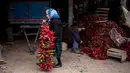 Sepasang manula menyiapkan paprika merah untuk dijemur di Desa Donja Lakosnica, Serbia, Senin (25/9). Pengeringan ini masih menggunakan teknik tradisional karena memanfaatkan matahari dan udara segar. (ANDREJ ISAKOVIC/AFP)