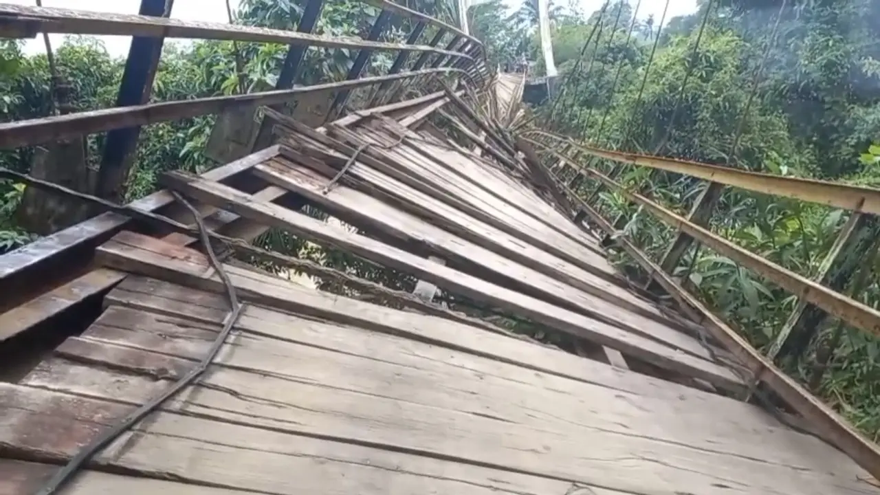 Kondisi jembatan gantung penghubung Kecamatan Way Pengubuan dan Kecamatan Seputih Agung, Kabupaten Lampung Tengah.