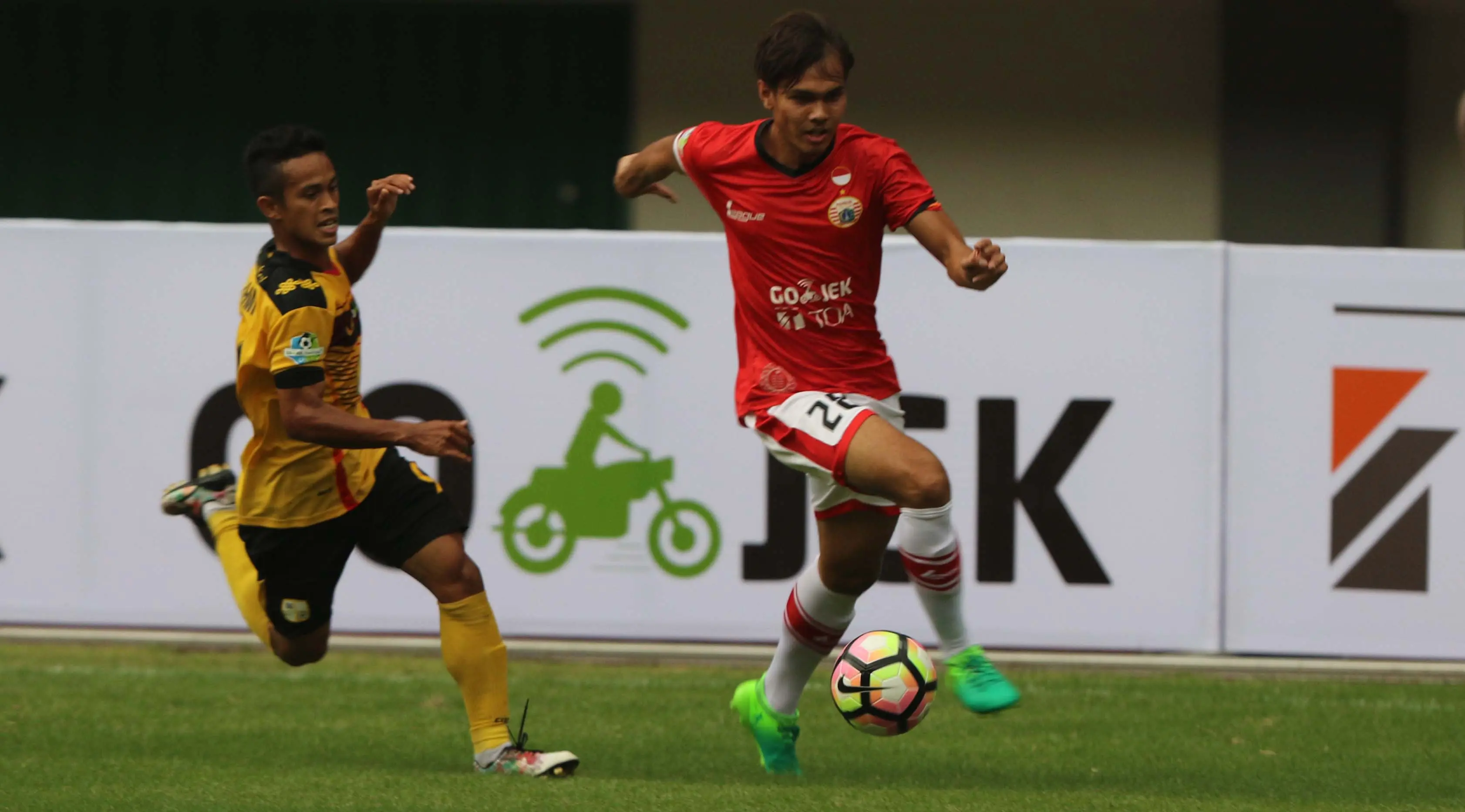Bek Persija Jakarta M Rezaldi Hehanusa (kanan) melewati penggawa Barito Putera Agi Pratama pada laga Liga 1 di Stadion Patriot, Bekasi, Sabtu (22/4/2017). (Liputan6.com/Gempur M Surya)