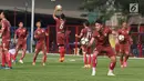 Pemain Persija, Ryuji Utomo (kedua kanan) saat mengikuti latihan perdana musim 2019 di Lapangan Wisma Aldiron, Jakarta, Senin (7/1). 30 pemain ikut dalam latihan perdana yang digelar terbuka. (Liputan6.com/Helmi Fithriansyah)