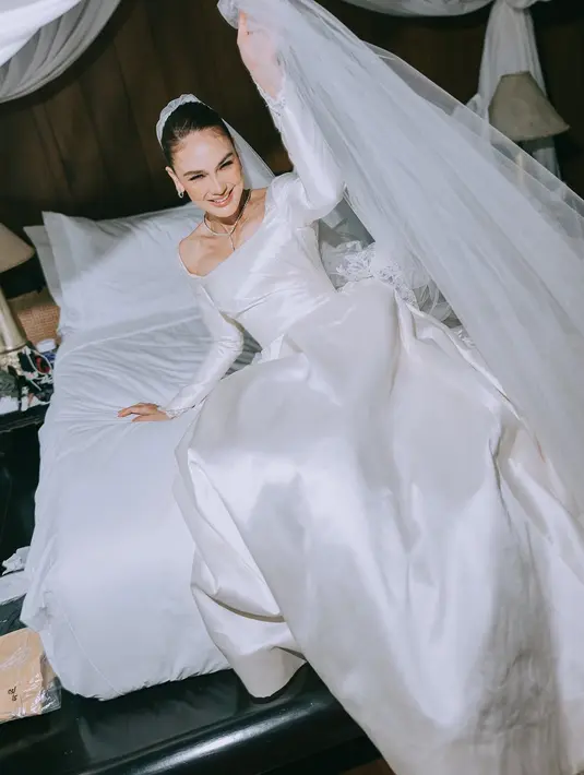 Tentunya, melihat pernikahan Luna Maya kita dapat menyimpulkan keindahan detail tampilan yang begitu sempurna di hari bahagia.  [Foto: @bramsky.bramsky]