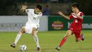 Gelandang Timnas Indonesia U-19, Feby Eka Putra, berusaha melewati pemain Filipina U-19 pada laga Piala AFF U-18 di Stadion Thuwunna, Myanmar, Kamis (7/9/2017). Indonesia menang 9-0 atas Filipina. (Liputan6.com/Yoppy Renato)